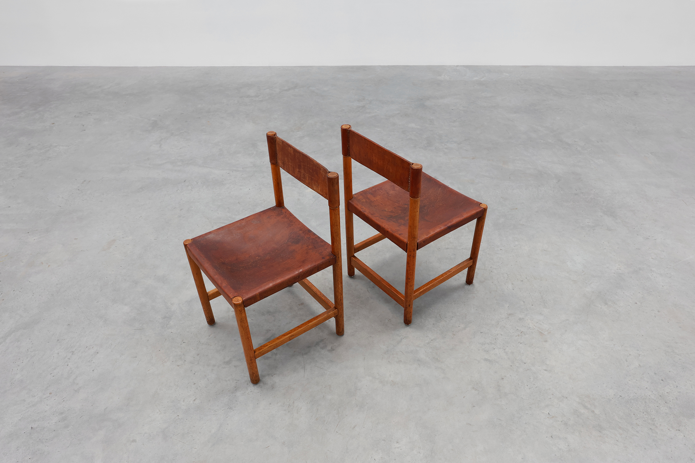Pair of wood and leather Spanish chairs by Jordi Vilanova, ca. 1960thumbnail